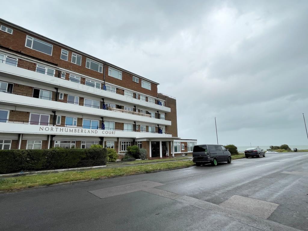 Lot: 123 - WELL PRESENTED FLAT WITH BALCONY AND SEA VIEWS - Block of flats on seafront